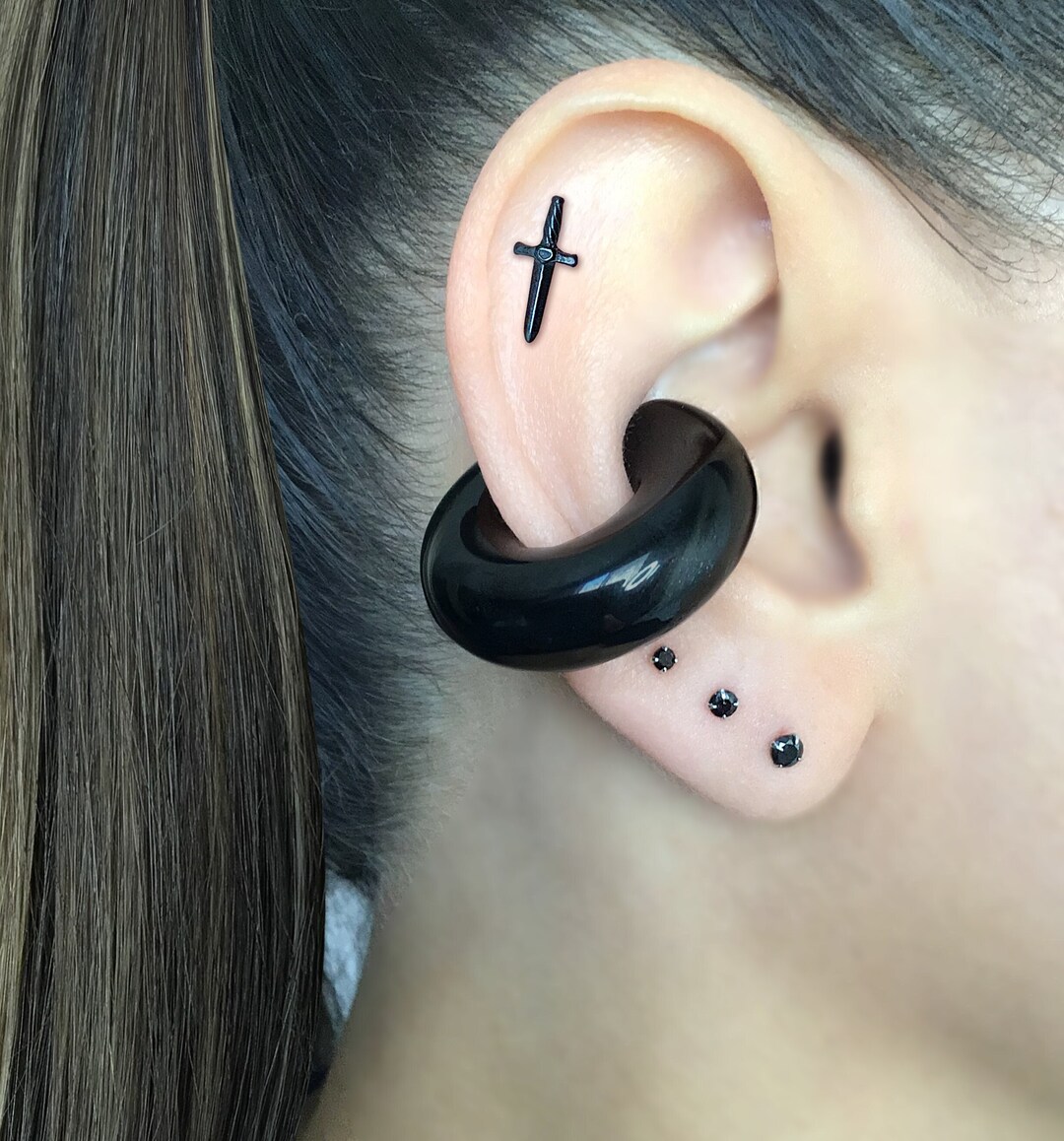 Boucles D'oreilles POGGI Forme Nœud En Strass Noirs - Pour Oreilles Percées, Occasion