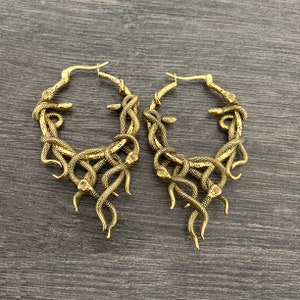 Aros grandes con serpientes envueltas, pendientes de serpiente, aros de serpiente, aros grandes, pendientes góticos, joyas de serpiente, aros dorados, aros llamativos