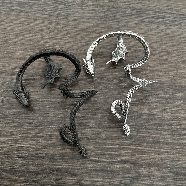 Puede incluir: Tres pendientes de drag&oacute;n de plata. Los pendientes tienen forma de drag&oacute;n con alas y cola. Los pendientes son un accesorio de moda popular.