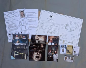Raport ze śledztwa w sprawie Grace Ashcroft w grze Resident Evil 9 Requiem ze zdjęciami, kartami dostępu, dowodem osobistym, odznaką FBI i mapą
