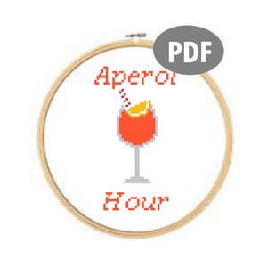 Könnte beinhalten: Ein PDF-Muster für eine Kreuzstich-Stickerei mit einem orangenen Getränk in einem Glas mit einem Strohhalm und dem Text "Aperol Hour".