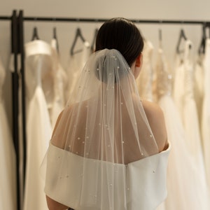 Short wedding veil, Bachelorette party veil, Mini veil, Shoulder length veil, Pearl simple single tier veil, Hen party veil image 9