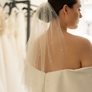Short wedding veil, Bachelorette party veil, Mini veil, Shoulder length veil, Pearl simple single tier veil, Hen party veil zdjęcie 5