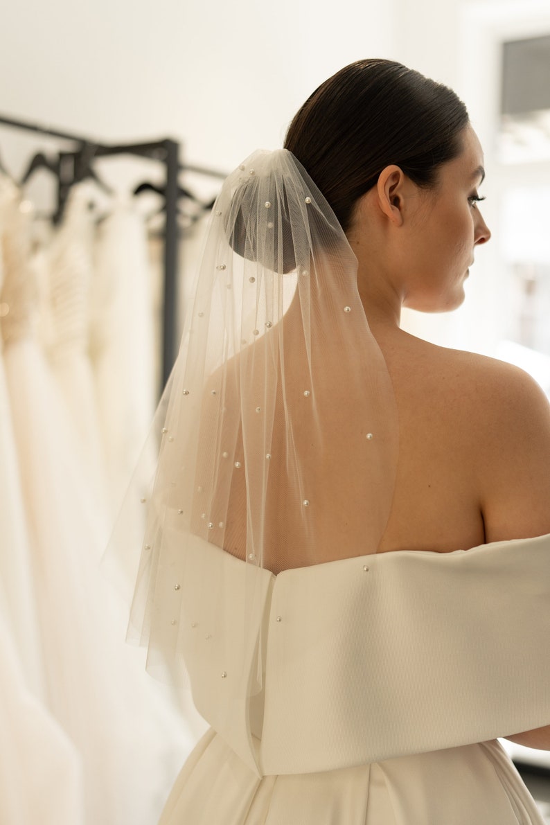 Short wedding veil, Bachelorette party veil, Mini veil, Shoulder length veil, Pearl simple single tier veil, Hen party veil image 5