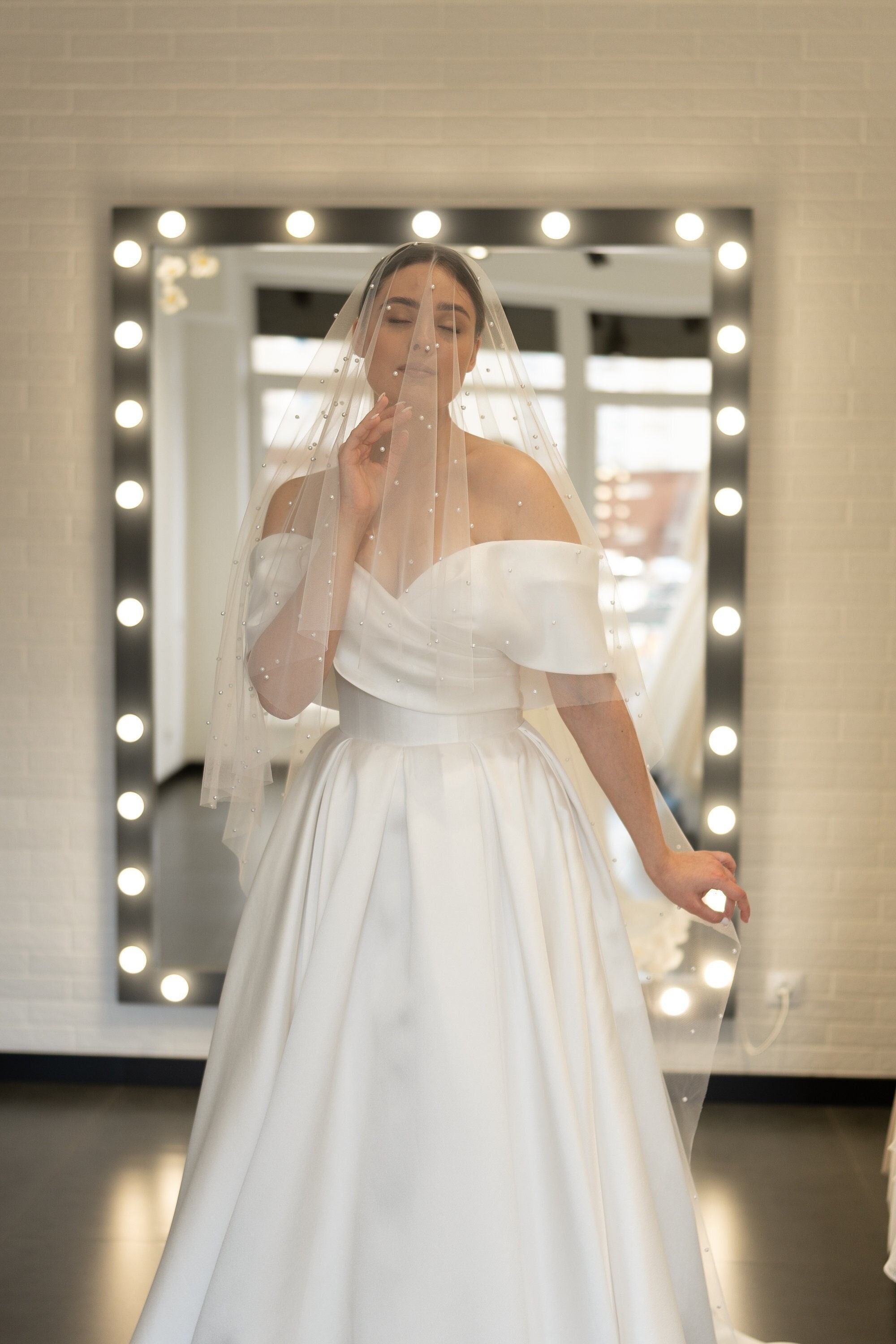 Double Layer Pearl Wedding Veil Bridal Fingertip Veil With  display picture 3