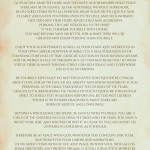 Pode incluir: Uma impressão retangular em papel branco sujo com o título DESIDERATA em letras maiúsculas castanho-escuras. O texto contém o poema completo de Max Ehrman de 1927, impresso em castanho-escuro sobre um fundo de pergaminho claro e envelhecido.