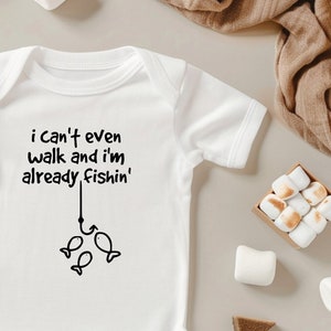 Ich kann nicht einmal gehen und ich fische bereits Baby Onesie®, Duschen unter dem Thema Angeln Babykleidung, Angeln gehen Baby, lustiger Angeln Onesie®
