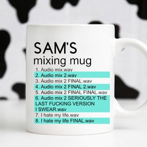 Pode incluir: Caneca de cerâmica branca com texto preto que diz "SAM'S mixing mug" e uma lista numerada de nomes de arquivos de áudio. A lista inclui os nomes "Audio mix 2 FINAL.wav" e "I hate my life FINAL.wav".