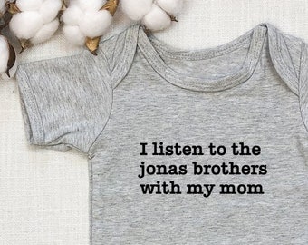 I Listen to Jonas Brothers With My Mom Baby Onesie®, Pop Music Baby Shower Idea, Gender Neutral Baby Gift, Boy Bands Baby Bodysuit