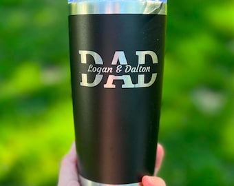 Vaso térmico personalizado para papá / Taza de viaje de acero inoxidable de 590 ml / Vaso isotérmico grabado / Diseño de monograma dividido / Regalo para el Día del Padre