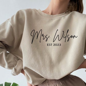 Sweat-shirt personnalisé pour Mme, nom de famille personnalisé pour Mme, future Mme, future mariée, cadeau de mariée personnalisé, cadeau pour la mariée, cadeau de mariage