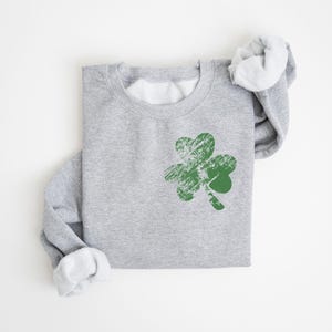 Womens St Patricks Sweatshirt, Retro Shamrock Sweatshirt, Cute Lucky Sweatshirt, Happy Shamrock Shirt, Irish Shirt, Saint Patrick Day Shirt immagine 8