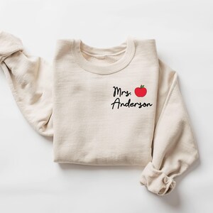 Sudadera personalizada con apellido de profesor, regreso a clases, camiseta de maestra, camiseta personalizada para profesor, agradecimiento al profesor, regalo para profesor imagen 2