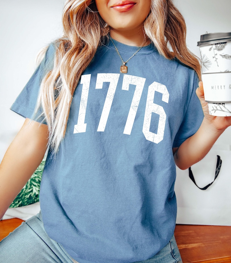 Camiseta retro de EE. UU. de 1776, camiseta de EE. UU. para mujer, camiseta del 4 de julio, camiseta de Estados Unidos, camiseta del Día Patriótico, camiseta del 4 de julio para mujer, camiseta con la bandera estadounidense imagen 2
