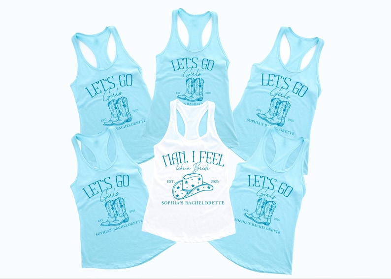 Puede incluir: Seis camisetas sin mangas de color azul claro con un tema de despedida de soltera. Cuatro de las camisetas sin mangas tienen el texto "Let's Go Girls" con un par de botas de vaquero. Una camiseta sin mangas tiene el texto "Man, I Feel Like a Bride" con un sombrero de vaquero. Todas las camisetas sin mangas tienen el texto "Sophia's Bachelorette" impreso en ellas.