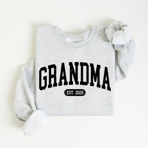 Personalize Mom Gift For Grandma Sweatshirt, Mothers Day Gift, Nana Sweater, Gigi Mimi Tia Mommy Outfit zdjęcie 6