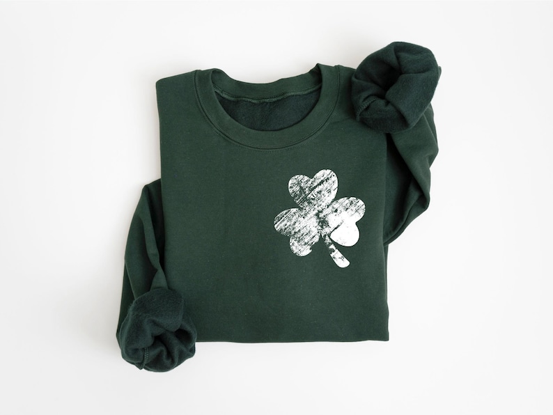 Womens St Patricks Sweatshirt, Retro Shamrock Sweatshirt, Cute Lucky Sweatshirt, Happy Shamrock Shirt, Irish Shirt, Saint Patrick Day Shirt immagine 4