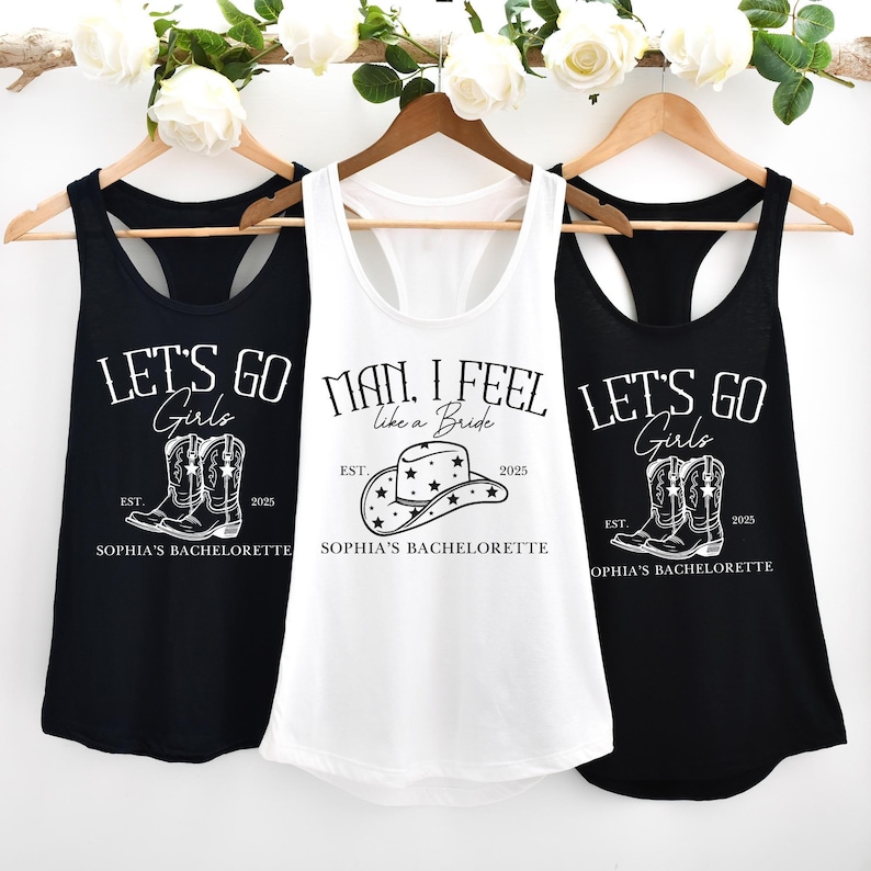 Puede incluir: Tres camisetas sin mangas con diferentes dise&ntilde;os para una despedida de soltera. La camiseta blanca dice "Man, I feel like a bride" con un sombrero de vaquero y estrellas. Las camisetas negras dicen "Let's go girls" con botas de vaquero. Las tres camisetas sin mangas tienen el nombre "Sophia's Bachelorette" y el a&ntilde;o "2025" impreso en ellas.
