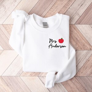 Sudadera personalizada con apellido de profesor, regreso a clases, camiseta de maestra, camiseta personalizada para profesor, agradecimiento al profesor, regalo para profesor imagen 7