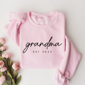 Personalized Grandma Est Sweatshirt, Mothers Day Gift, Gift for Grandmother, Nana Sweatshirt, Tante Sweatshirt, Tia Sweatshirt, Mommy Shirt image 6