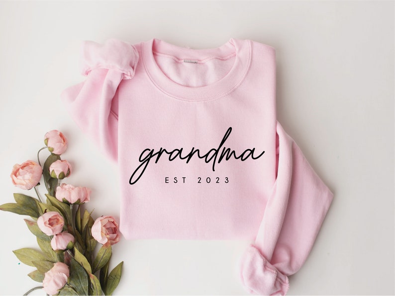 Personalized Grandma Est Sweatshirt, Mothers Day Gift, Gift for Grandmother, Nana Sweatshirt, Tante Sweatshirt, Tia Sweatshirt, Mommy Shirt image 6