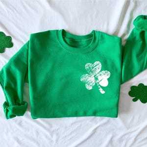 Womens St Patricks Sweatshirt, Retro Shamrock Sweatshirt, Cute Lucky Sweatshirt, Happy Shamrock Shirt, Irish Shirt, Saint Patrick Day Shirt immagine 3