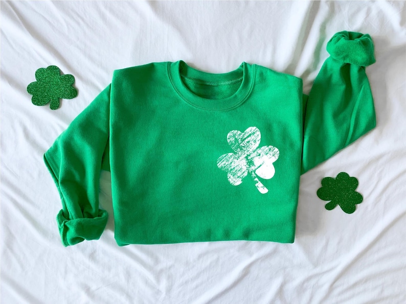 Womens St Patricks Sweatshirt, Retro Shamrock Sweatshirt, Cute Lucky Sweatshirt, Happy Shamrock Shirt, Irish Shirt, Saint Patrick Day Shirt immagine 3