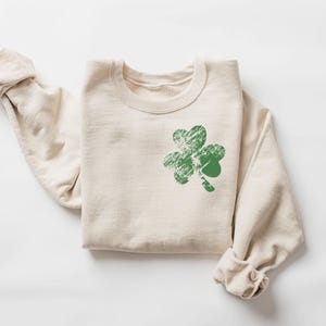 Womens St Patricks Sweatshirt, Retro Shamrock Sweatshirt, Cute Lucky Sweatshirt, Happy Shamrock Shirt, Irish Shirt, Saint Patrick Day Shirt immagine 2