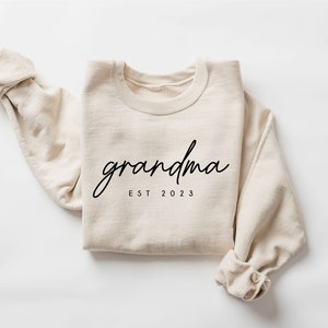 Personalized Grandma Est Sweatshirt, Mothers Day Gift, Gift for Grandmother, Nana Sweatshirt, Tante Sweatshirt, Tia Sweatshirt, Mommy Shirt image 2