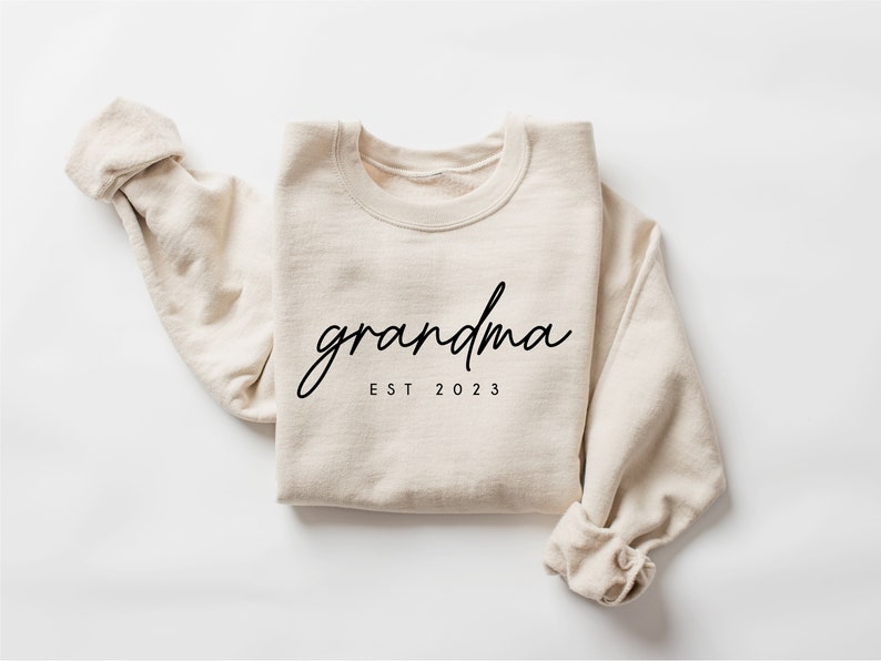 Personalized Grandma Est Sweatshirt, Mothers Day Gift, Gift for Grandmother, Nana Sweatshirt, Tante Sweatshirt, Tia Sweatshirt, Mommy Shirt image 2