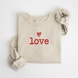 Sudadera con corazones de San Valentín para mujer, sudadera con corazones de San Valentín para maestra, camiseta con corazones para mamá, camiseta del Día de San Valentín imagen 5