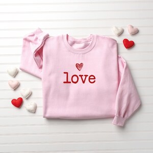 Sudadera con corazones de San Valentín para mujer, sudadera con corazones de San Valentín para maestra, camiseta con corazones para mamá, camiseta del Día de San Valentín imagen 4
