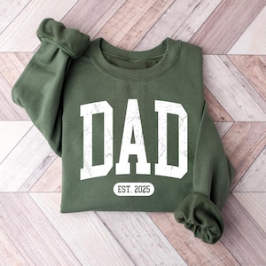 Personalize Dad Gift Sweatshirt, Dad Est Sweatshirt, Fathers Day Gift, Birthday Gift Dad, Dad Announcement Gift, Dad To Be Shirt, Daddy Gift