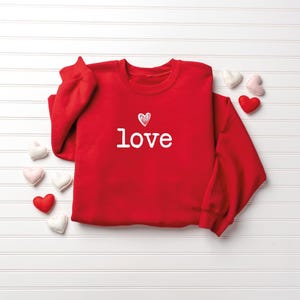 Sudadera con corazones de San Valentín para mujer, sudadera con corazones de San Valentín para maestra, camiseta con corazones para mamá, camiseta del Día de San Valentín imagen 3
