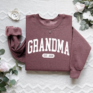 Personalize Mom Gift For Grandma Sweatshirt, Mothers Day Gift, Nana Sweater, Gigi Mimi Tia Mommy Outfit zdjęcie 5