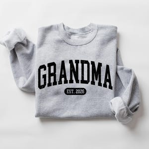 Personalize Mom Gift For Grandma Sweatshirt, Mothers Day Gift, Nana Sweater, Gigi Mimi Tia Mommy Outfit zdjęcie 11