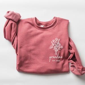Cute Personalized Grandma Est Sweatshirt, Mothers Day Gift, Gift for Grandmother, Grandma Announcement, Nana Shirt, Granny Shirt, Gigi Tee