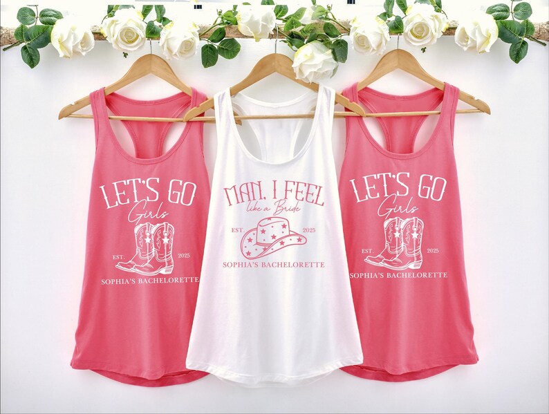 Puede incluir: Tres camisetas de tirantes rosas con texto y gr&aacute;ficos blancos. Las camisetas de tirantes dicen "Let's Go Girls", "Man I Feel Like a Bride" y "Let's Go Girls". Cada camiseta de tirantes tiene un gr&aacute;fico de un par de botas de vaquero y el texto "Sophia's Bachelorette".