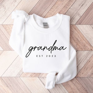 Personalized Grandma Est Sweatshirt, Mothers Day Gift, Gift for Grandmother, Nana Sweatshirt, Tante Sweatshirt, Tia Sweatshirt, Mommy Shirt image 8