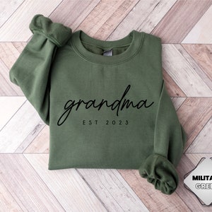 Personalized Grandma Est Sweatshirt, Mothers Day Gift, Gift for Grandmother, Nana Sweatshirt, Tante Sweatshirt, Tia Sweatshirt, Mommy Shirt image 3