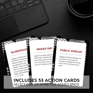 Op de afbeelding: Drie witte kaarten met zwarte tekst en rode titels. De titels zijn "Blindfold", "Naked Day" en "Public Display". De kaarten maken deel uit van een spel met 53 actiek kaarten. De tekst op de kaarten beschrijft de acties waar spelers mee instemmen. De tekst onder de kaarten luidt "Bevat 53 actiek kaarten Selecteer een of meer kaarten voor extra pit!"