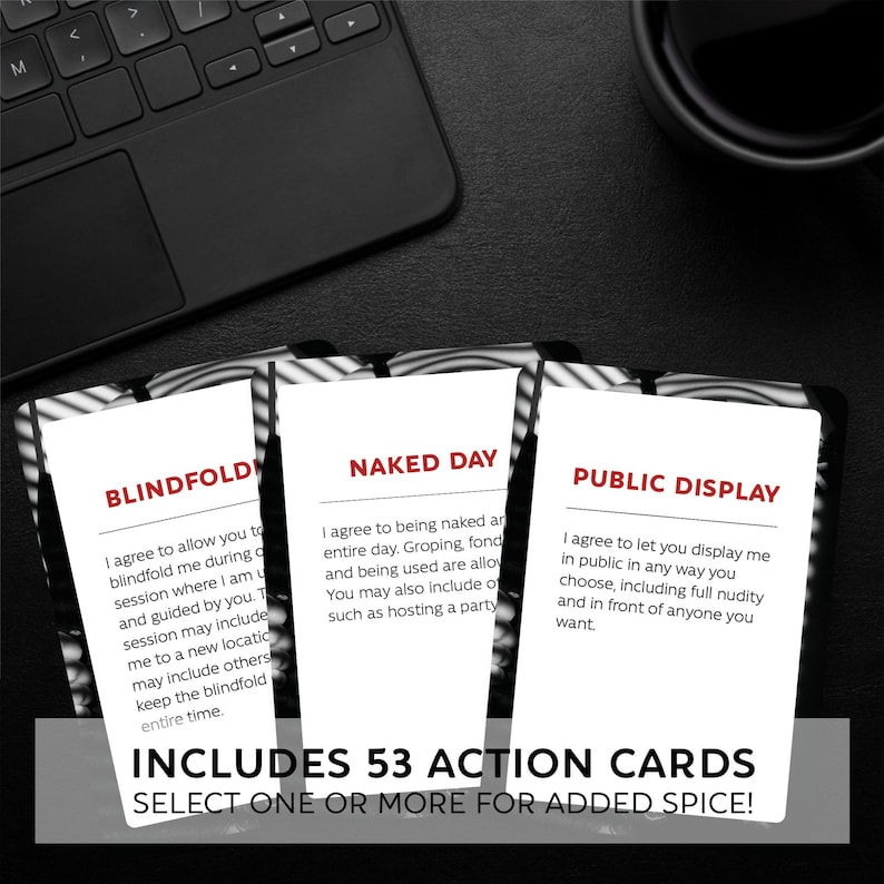 Op de afbeelding: Drie witte kaarten met zwarte tekst en rode titels. De titels zijn "Blindfold", "Naked Day" en "Public Display". De kaarten maken deel uit van een spel met 53 actiek kaarten. De tekst op de kaarten beschrijft de acties waar spelers mee instemmen. De tekst onder de kaarten luidt "Bevat 53 actiek kaarten Selecteer een of meer kaarten voor extra pit!"