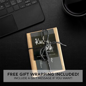 Op de afbeelding: Een klein bruin pakketje gebonden met touw en een zwart cadeau-etiket met de tekst "Kinhy's Ink Press" en "www.inkyimpres.com". De tekst "FREE GIFT WRAPPING INCLUDED! INCLUDE A GIFT MESSAGE IF YOU WANT!" staat onderaan de afbeelding.