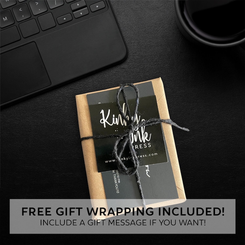 Op de afbeelding: Een klein bruin pakketje gebonden met touw en een zwart cadeau-etiket met de tekst "Kinhy's Ink Press" en "www.inkyimpres.com". De tekst "FREE GIFT WRAPPING INCLUDED! INCLUDE A GIFT MESSAGE IF YOU WANT!" staat onderaan de afbeelding.