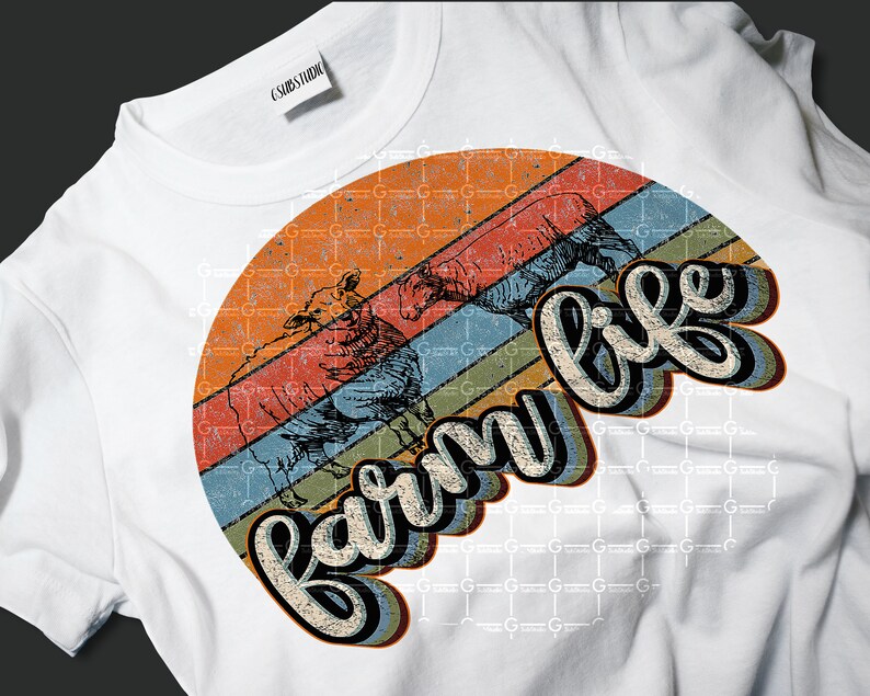 Puede incluir: Una camiseta blanca con un gr&aacute;fico de estilo vintage de tres ovejas y el texto "farm life" en un arco&iacute;ris colorido.