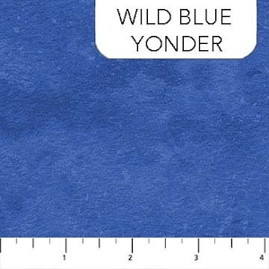 Puede incluir: Una muestra de tela azul sólida con una superficie texturizada. La tela está etiquetada como "WILD BLUE YONDER".