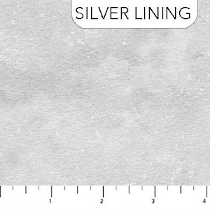 Op de afbeelding: Een close-up van een zilveren stof met een subtiel, getextureerd patroon. De stof heeft een licht korrelige uitstraling.