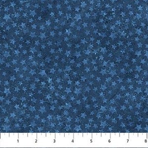 Tecido de algodão com estrelas patrióticas em tons de azul ou marinho, vendido por metro, meio metro ou em retalhos. Modelo Stonehenge Stars & Stripes da Northcott.