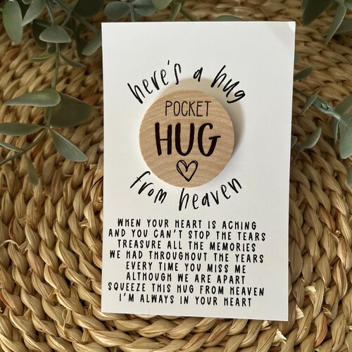 Abrazo de bolsillo del cielo: ficha de madera grabada - Regalo conmemorativo