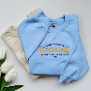 Peter Pan Nimmerland | Bestickter Gildan Crewneck oder Kapuzenpullover